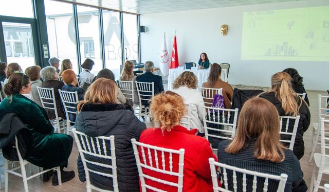 Karşıyaka’da “Kent ve Kadın” buluşması: Güvenli kent için yol haritası masaya yatırıldı