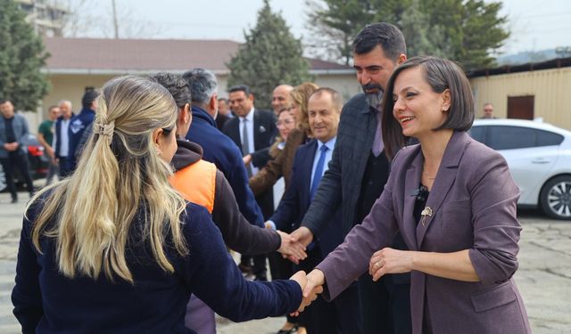 Helil Kınay’dan Karabağlar’da bayram turu: Çocuklarla oynadı, personele teşekkür etti
