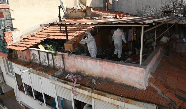 İzmir Karabağlar'da çöp ev temizlendi: Evden 15 kamyon atık çıkarıldı