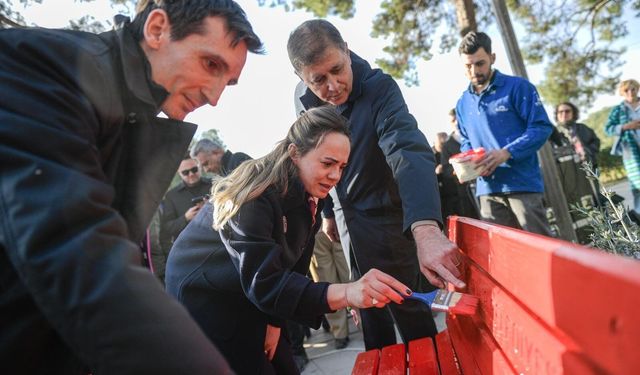 İzmir’de kırmızı bankla şiddete karşı mesaj
