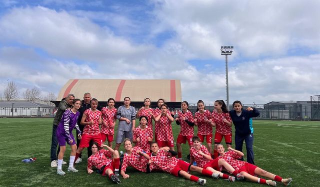 U-17’de Kızlar Takımından nefes kesen maç: Konak Belediyespor çeyrek finale yükseldi