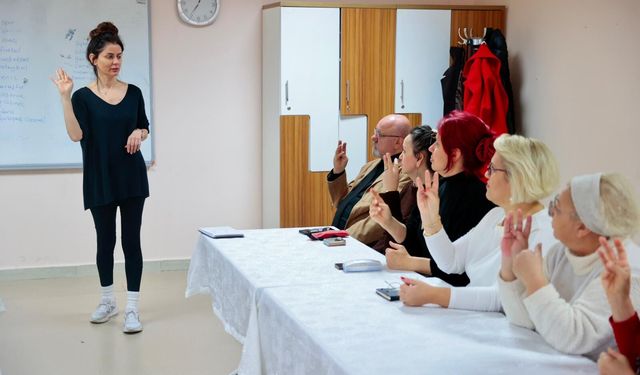 Konak’ta işaret dili kursuna yoğun ilgi: İleri Yaş Merkezi’nde farkındalık yaratan eğitim