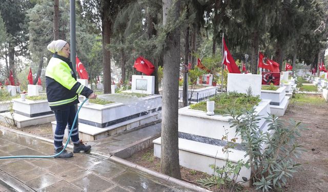 Bayram öncesi Konak’ta şehitlere vefa: Bayraklar yenilendi, çiçek ekildi, temizlendi