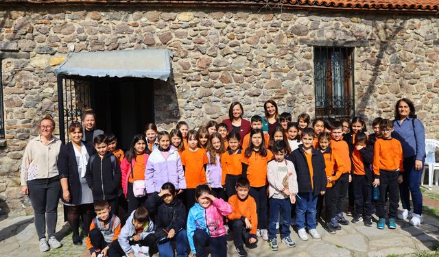 Karabağlar'da 'Masal Çarşambaları' 17 yıldır çocukları kitaplarla buluşturuyor