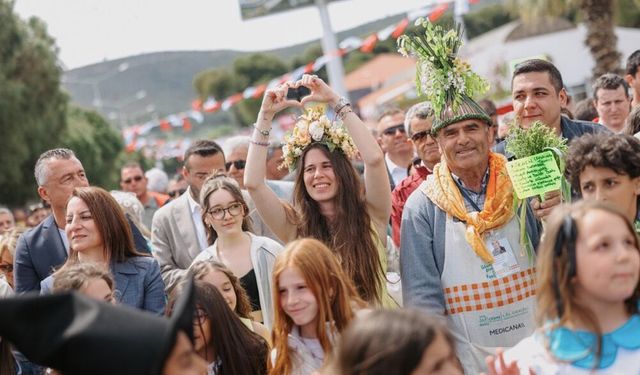 Alaçatı Ot Festivali’nde 23 Nisan korteji: Çocuklar en önde yürüdü