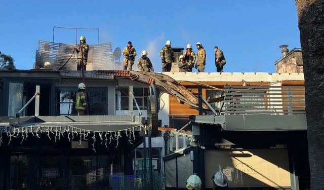 İtfaiye 11 araçla müdahale etti: Bostanlı’da restoran çatısı alev aldı, yangın eve sıçradı