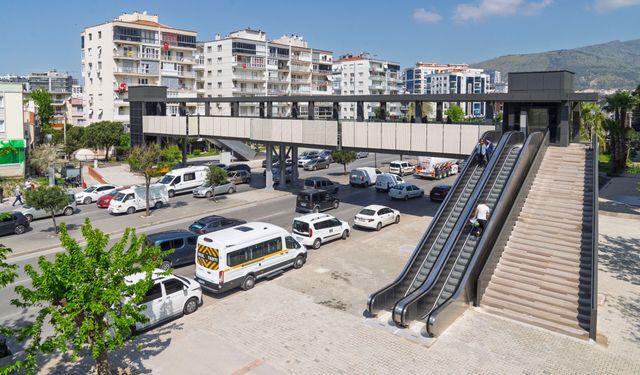 Karşıyaka ile Bayraklı’yı birbirine bağlayan Yeni Girne Yaya Üst Geçidi açıldı