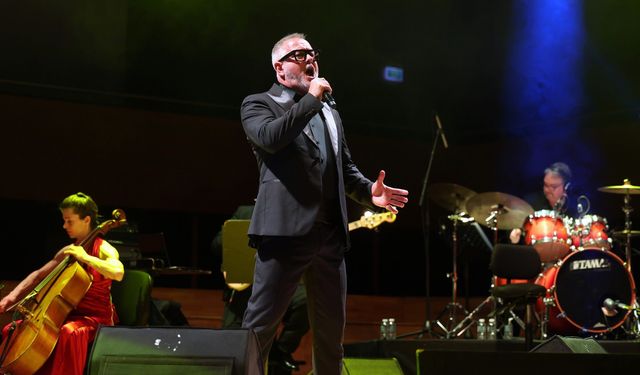 İtalyanların altın sesi Luca Minnelli’den İzmir’de unutulmaz konser