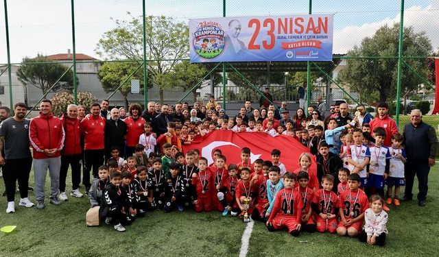 Menderes’te minik kramponlar 23 Nisan için sahaya çıktı