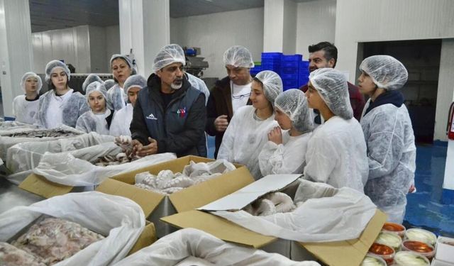 İzmir’de geleceğin balıkçıları yetişiyor: 200 çocuk su ürünleri dünyasını yerinde öğrendi
