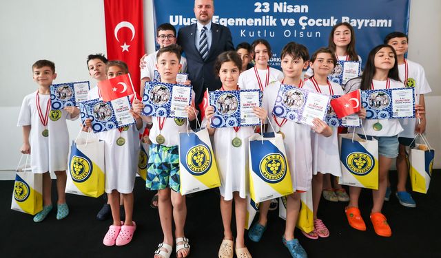 Buca’da 160 çocuk madalya için kulaç attı