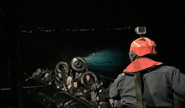 Çeşme açıklarında gece operasyonu: 31 düzensiz göçmen yakalandı