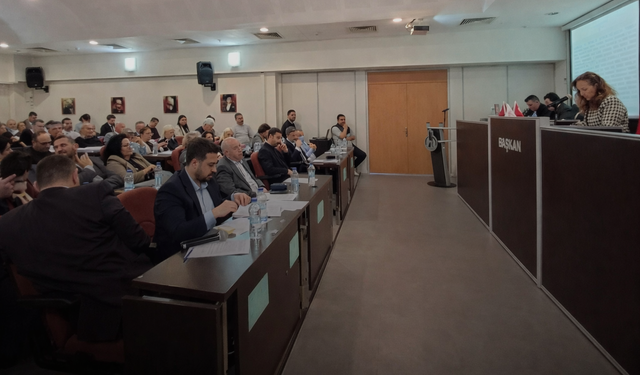 Karşıyaka Meclisi’nde kriz: 8 üye komisyonlardan istifa etti