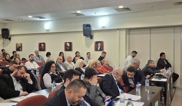 Karşıyaka meclisi gergin başladı... Meclis üyesi salonu terk etti