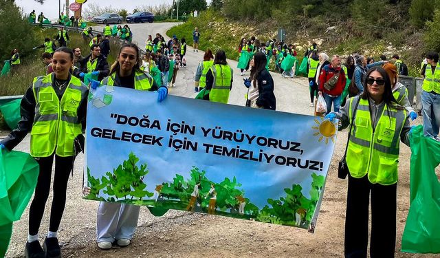 Bornova’da doğa yürüyüşü temizlik hareketine dönüştü
