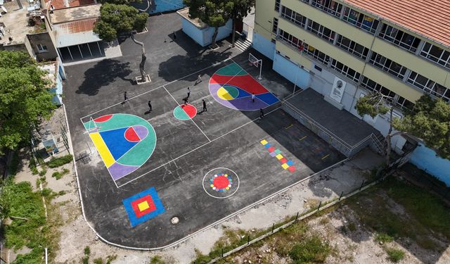 Konak’ta renkli yol uygulaması okul bahçelerine taşındı: Bahçeler oyun ve spor alanına dönüştü