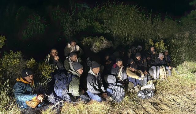 İzmir’de kaçış hazırlığı jandarmaya takıldı: Durdurulan araçtan 21 göçmen çıktı