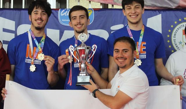 İzmir Ekonomi Üniversitesi eskrimde kupayı İzmir’e getirdi