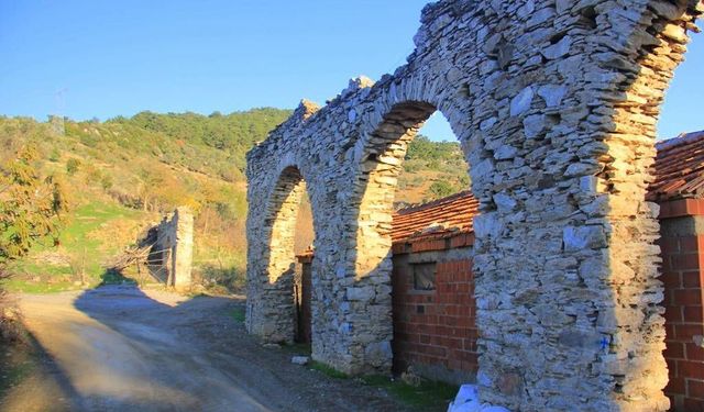 Seferihisar Beyler Mahallesi’ndeki tarihi su kemeri korumaya alındı