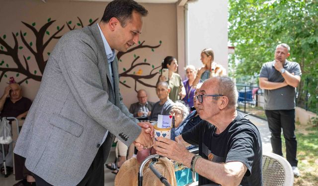 Başkan Eşki huzurevi sakinlerinin Babalar Günü’nü kutladı