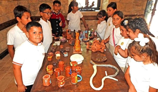 Alaçatı’da minik öğrencilerden geri dönüşüm sergisi, atıklar sanat eserine dönüştü