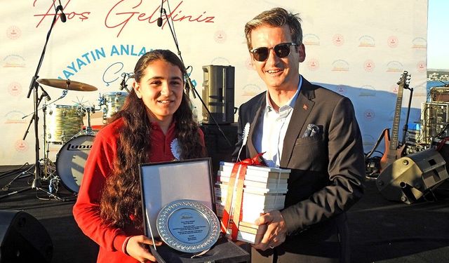 Çeşme’de en çok kitap okuyan öğrenciler ödüllendirildi