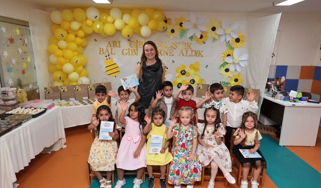 İzmir'de Mutlu Çocuklar Oyun Evi’nde karne sevinci