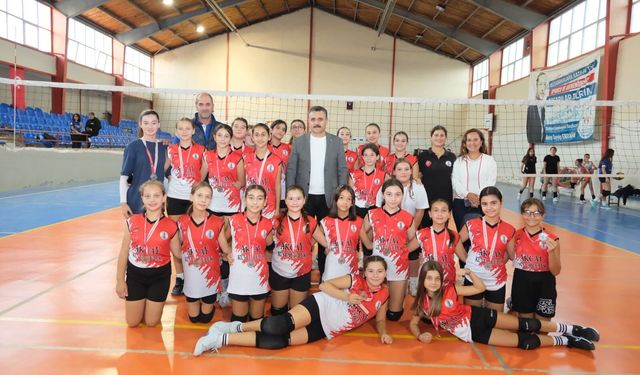 Dikili’de plaj voleybolu heyecanı: 60 genç sporcu yarışacak