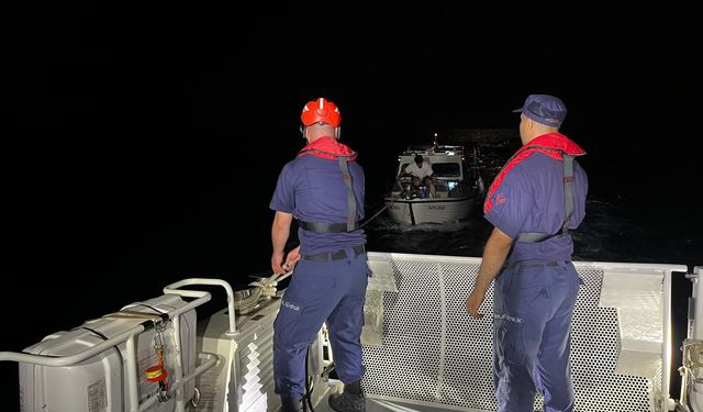 Çeşme zamanla yarış; Sahil Güvenlik sürüklenen teknedeki 3 kişi kurtardı