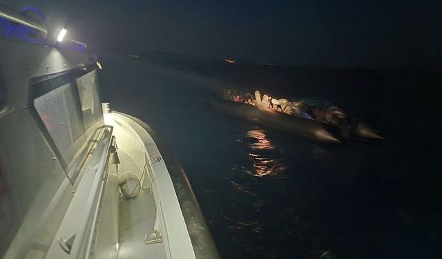 İzmir açıklarında operasyon: 41 düzensiz göçmen ve 1 göçmen kaçakçısı yakalandı