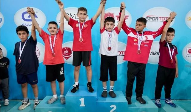 Aliağa'nın genç güreşçilerinden Türkiye Şampiyonası'nda büyük başarı