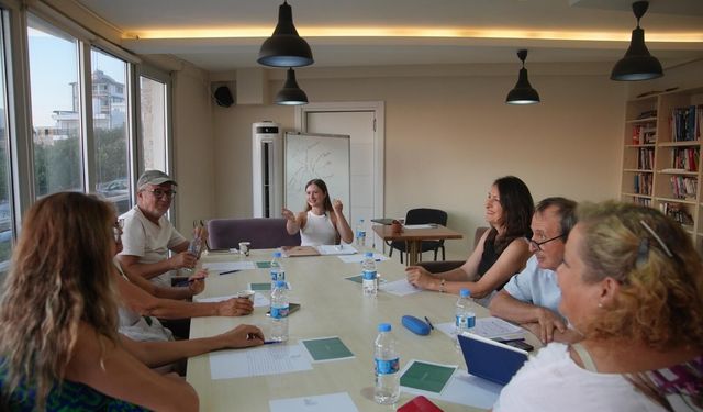Seferihisar'da "Yaşamdan Yazıya" atölyesi başladı: Hedef, öyküleri kitaplaştırmak