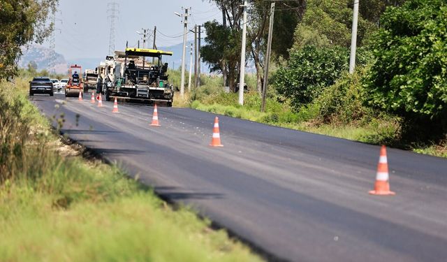 Efes Selçuk’ta 35 yıllık yollar asfaltla yenileniyor
