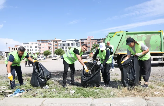 Çiğli'de çöpler toplandı, çevre bilinci ilçeye yayıldı
