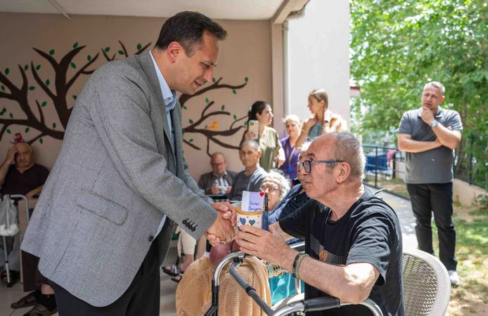 Başkan Eşki huzurevi sakinlerinin Babalar Günü’nü kutladı
