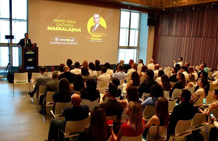 İzmir’de yapay zeka çağında markalaşma masaya yatırıldı