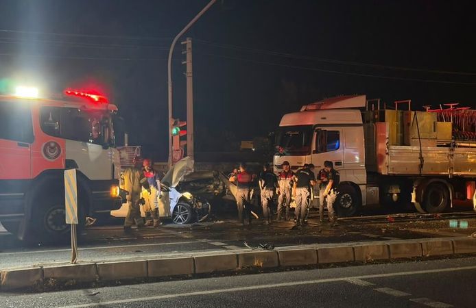 Aliağa'da can pazarı: Tırın çarptığı araçta 1'i ağır 5 kişi yaralandı