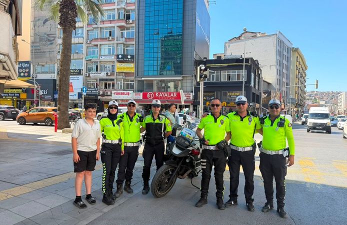 İzmir'in efsane trafik polisi emekli oldu: Son anonsunda elleri titredi