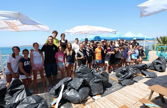 Çeşme’de aynı gün iki ayrı noktada çevre seferberliği