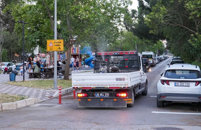 Gaziemir Belediyesi'nden yaz mesaisi: Her gün iki mahalle ilaçlanıyor