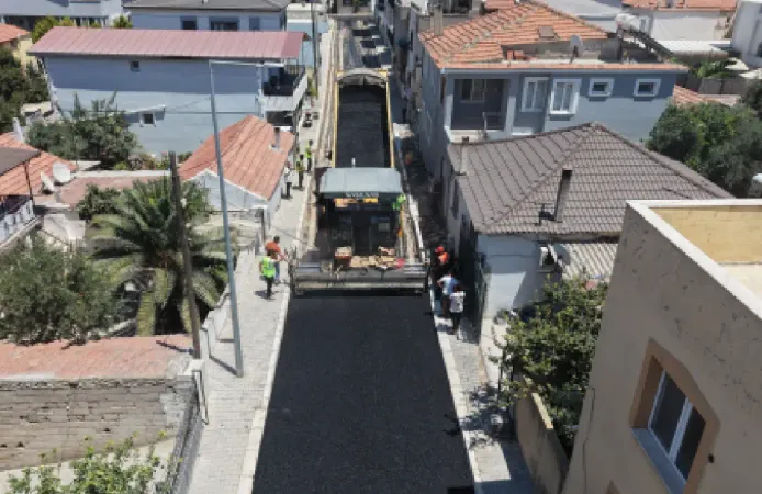 Urla’nın yolları yenileniyor: 50 bin ton sıcak asfalt, 60 bin metrekare parke döşenecek