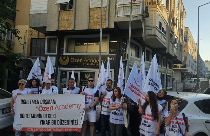 İzmirli öğretmenlerden 'Özen Academy' önünde çağrı: Haklarımız teslim edilsin!