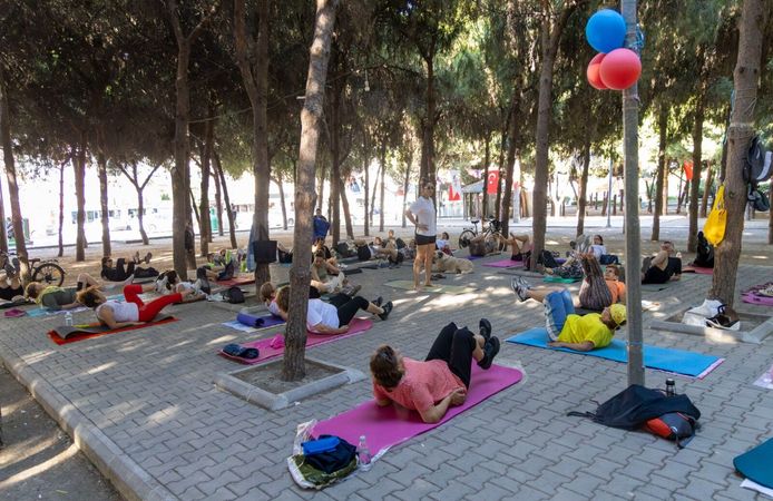 Karşıyaka’da ücretsiz sabah sporuna yoğun ilgi