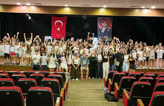 Tiyatronun yeni yetenekleri Karşıyaka’da yetişiyor... 30 yıllık tecrübe yeni yıldızlara ışık olacak
