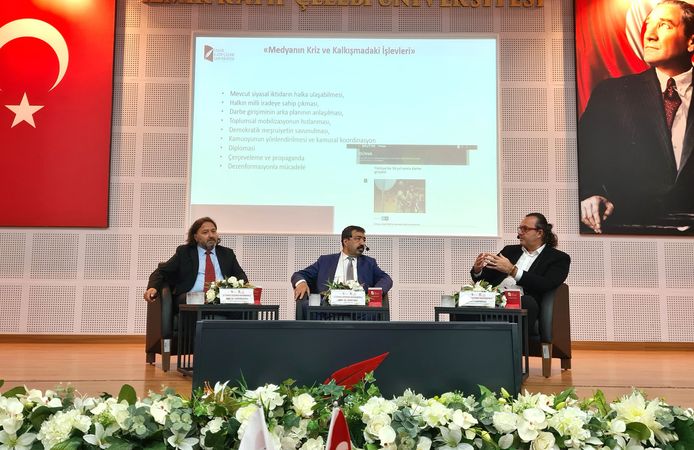 İzmir’de 15 Temmuz paneli: Medyanın kritik rolü konuşuldu