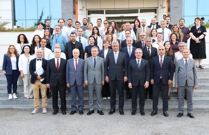 Bakan Memişoğlu'ndan İzmir'de akademik buluşma