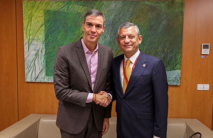 İspanya Başbakanı Pedro Sanchez'den Özgür Özel'e 'YENİ Parti' tebriği: "Bu cesur kararınız umut veriyor"