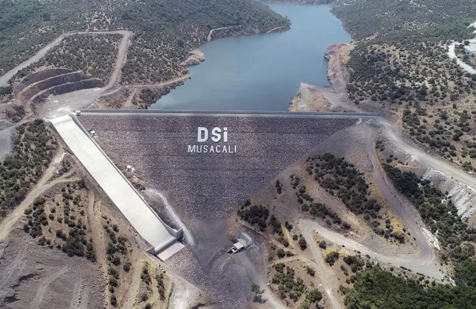 Bergama tarımına can suyu: 6 bin 100 dekar araziye su verilmeye başlandı