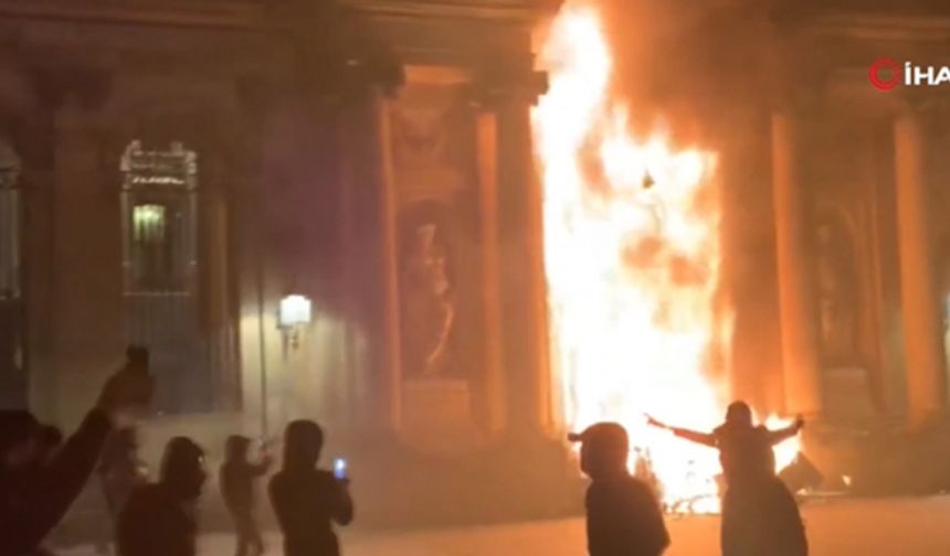 Fransa'da emeklilik reformuna karşı çıkanlar belediye binasını ateşe verdi!