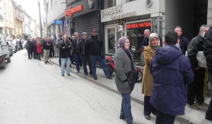 Ucuz olduğunu duyan geldi! Vatandaşlar metrelerce kuyruk oluşturdu